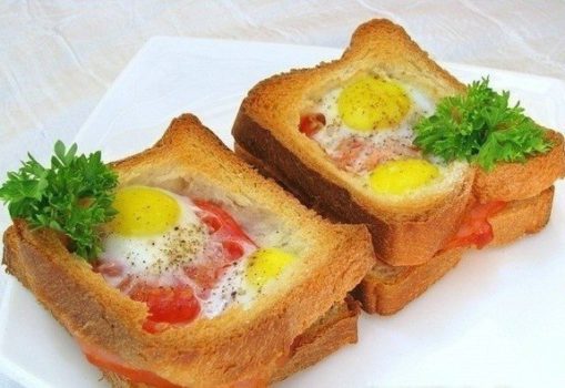 Горячие бутерброды с окороком, яйцами и помидорами